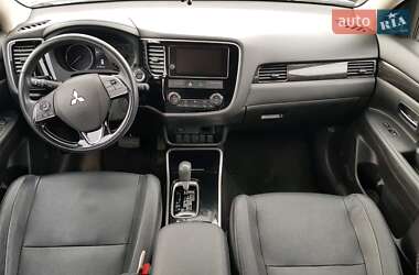 Позашляховик / Кросовер Mitsubishi Outlander 2016 в 