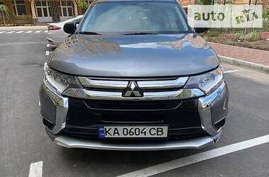 Позашляховик / Кросовер Mitsubishi Outlander 2016 в 