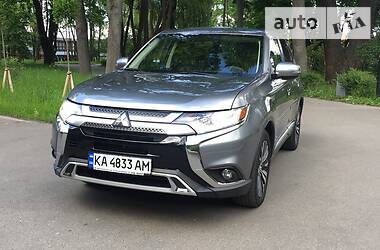 Позашляховик / Кросовер Mitsubishi Outlander 2018 в 