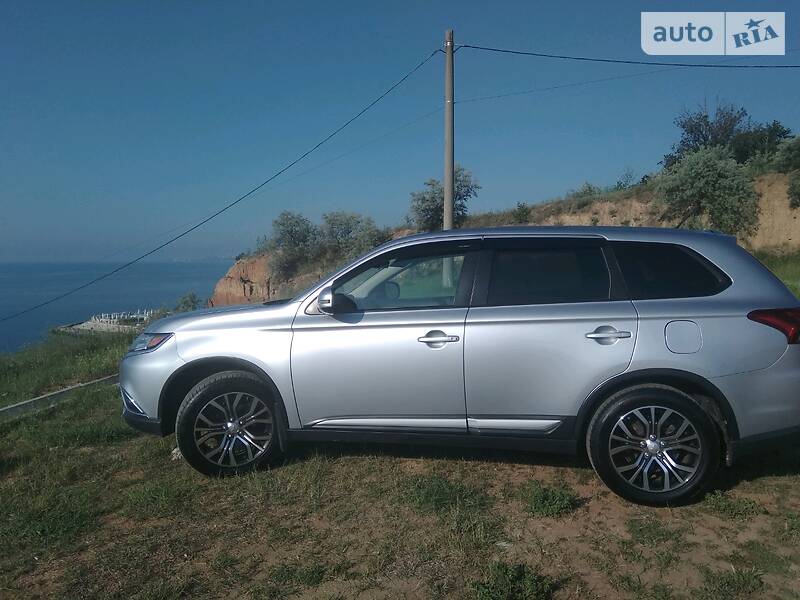Позашляховик / Кросовер Mitsubishi Outlander 2016 в Одесі