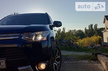 Позашляховик / Кросовер Mitsubishi Outlander 2014 в 