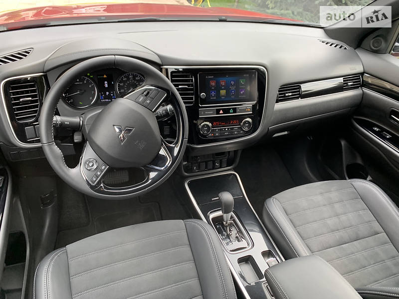 Позашляховик / Кросовер Mitsubishi Outlander 2019 в Києві