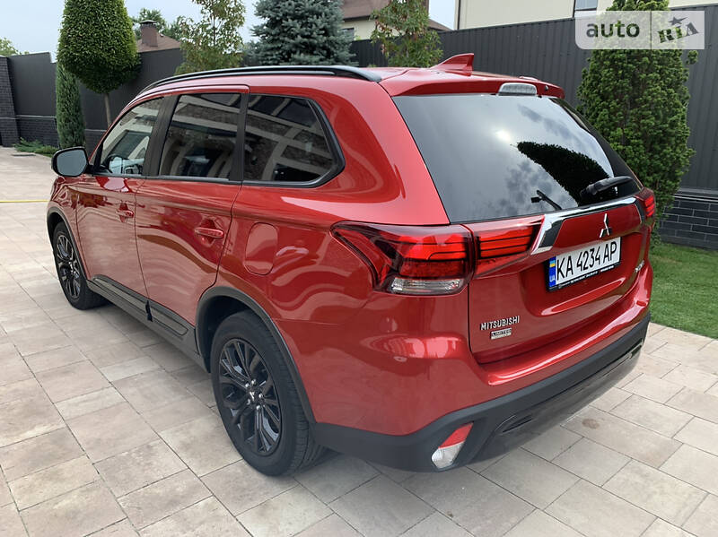 Позашляховик / Кросовер Mitsubishi Outlander 2019 в Києві