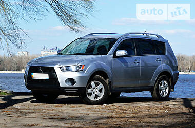 Внедорожник / Кроссовер Mitsubishi Outlander 2010 в 