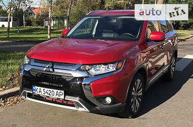 Внедорожник / Кроссовер Mitsubishi Outlander 2019 в Киеве