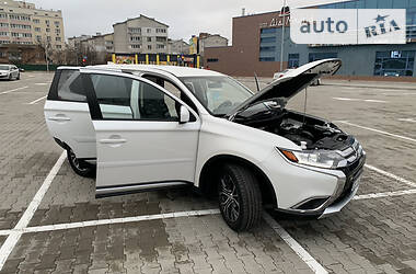 Позашляховик / Кросовер Mitsubishi Outlander 2018 в Києві