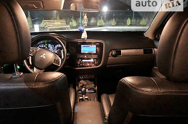 Внедорожник / Кроссовер Mitsubishi Outlander 2013 в Голой Пристани