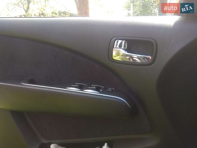 Позашляховик / Кросовер Mitsubishi Outlander 2005 в Києві