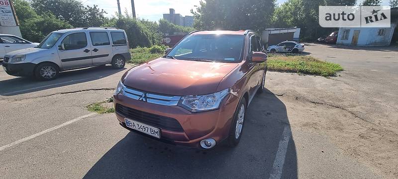 Внедорожник / Кроссовер Mitsubishi Outlander 2014 в Киеве