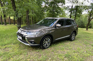 Позашляховик / Кросовер Mitsubishi Outlander 2016 в Запоріжжі