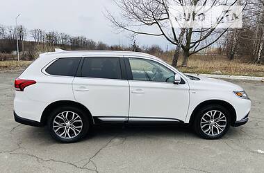 Внедорожник / Кроссовер Mitsubishi Outlander 2017 в 
