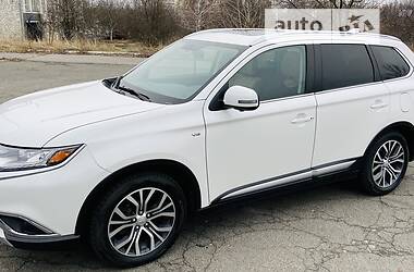Внедорожник / Кроссовер Mitsubishi Outlander 2017 в 