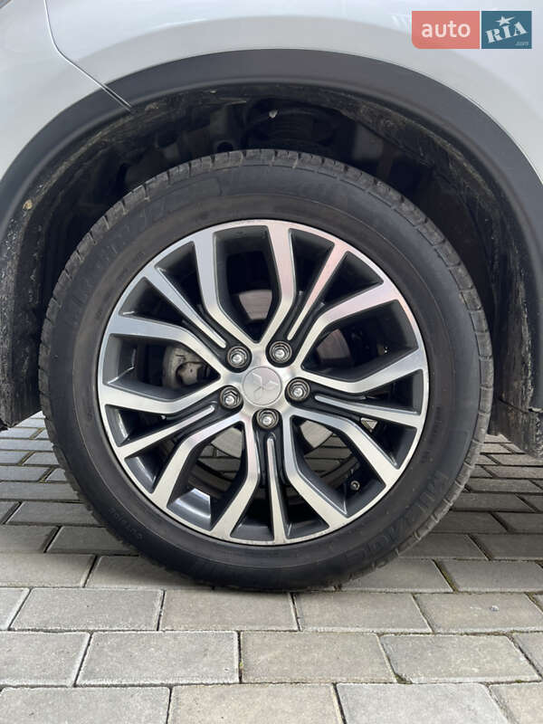 Внедорожник / Кроссовер Mitsubishi Outlander 2015 в Львове