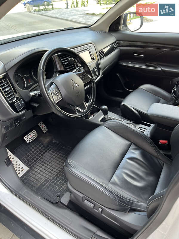 Внедорожник / Кроссовер Mitsubishi Outlander 2015 в Львове