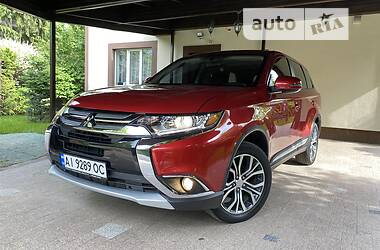 Внедорожник / Кроссовер Mitsubishi Outlander 2017 в Киеве