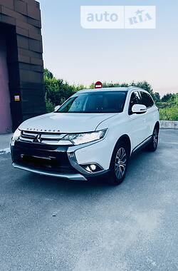 Внедорожник / Кроссовер Mitsubishi Outlander 2017 в Василькове