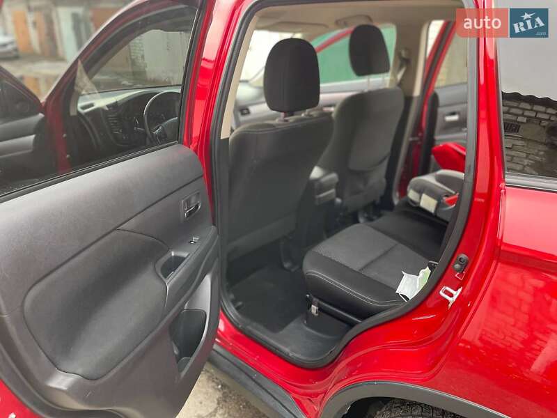 Позашляховик / Кросовер Mitsubishi Outlander 2016 в Любарі