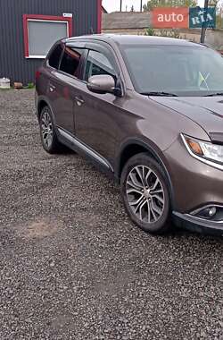Позашляховик / Кросовер Mitsubishi Outlander 2016 в Луцьку