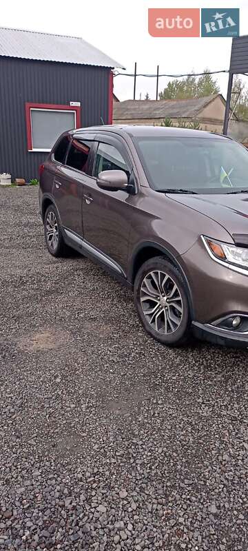 Позашляховик / Кросовер Mitsubishi Outlander 2016 в Луцьку