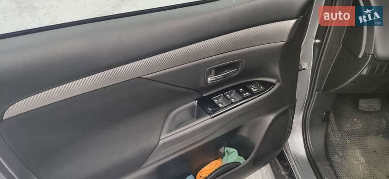 Позашляховик / Кросовер Mitsubishi Outlander 2017 в Києві