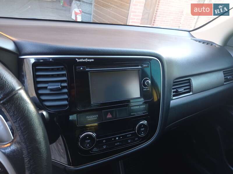 Позашляховик / Кросовер Mitsubishi Outlander 2013 в Чернівцях