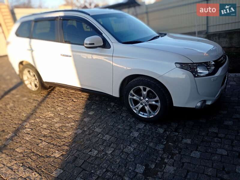 Позашляховик / Кросовер Mitsubishi Outlander 2013 в Чернівцях