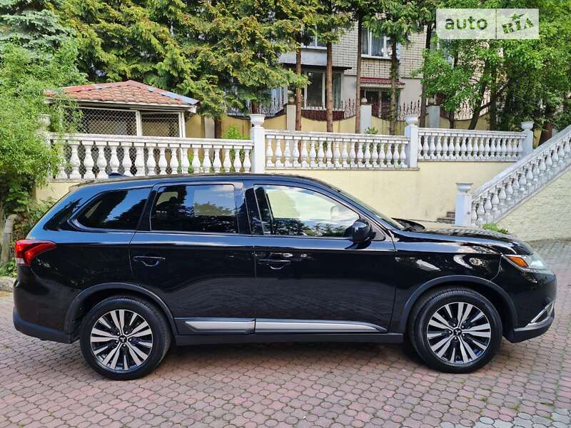 Внедорожник / Кроссовер Mitsubishi Outlander 2019 в Ровно