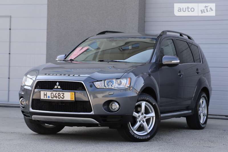 Внедорожник / Кроссовер Mitsubishi Outlander 2012 в 