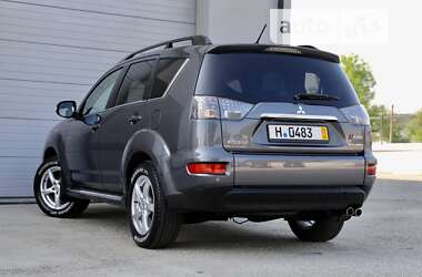 Внедорожник / Кроссовер Mitsubishi Outlander 2012 в 