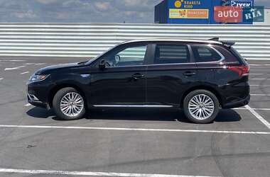 Внедорожник / Кроссовер Mitsubishi Outlander 2019 в 