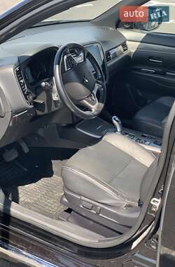 Внедорожник / Кроссовер Mitsubishi Outlander 2019 в 