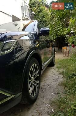 Внедорожник / Кроссовер Mitsubishi Outlander 2017 в 