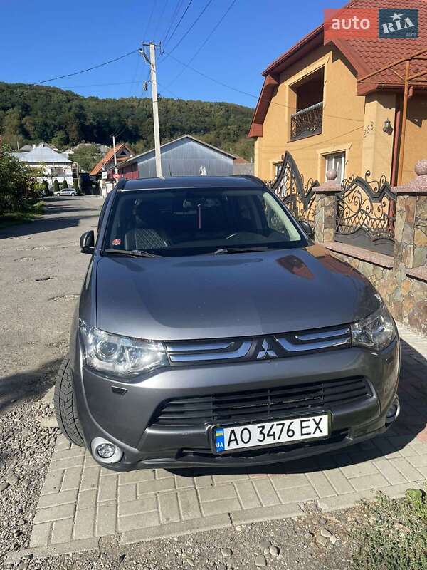 Внедорожник / Кроссовер Mitsubishi Outlander 2012 в 