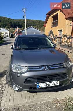 Внедорожник / Кроссовер Mitsubishi Outlander 2012 в 