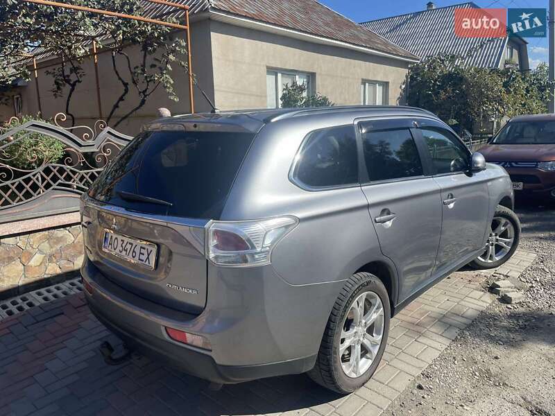 Внедорожник / Кроссовер Mitsubishi Outlander 2012 в Иршаве