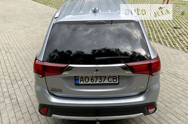 Внедорожник / Кроссовер Mitsubishi Outlander 2017 в 