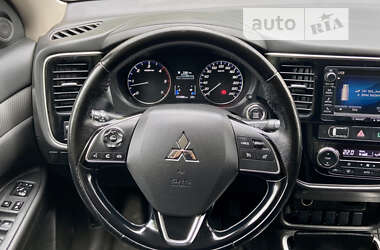 Внедорожник / Кроссовер Mitsubishi Outlander 2017 в 