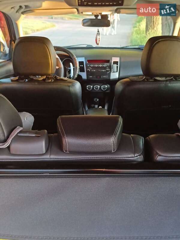 Внедорожник / Кроссовер Mitsubishi Outlander 2011 в Ровно