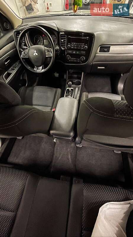 Позашляховик / Кросовер Mitsubishi Outlander 2016 в Києві
