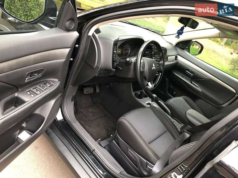 Позашляховик / Кросовер Mitsubishi Outlander 2016 в Києві