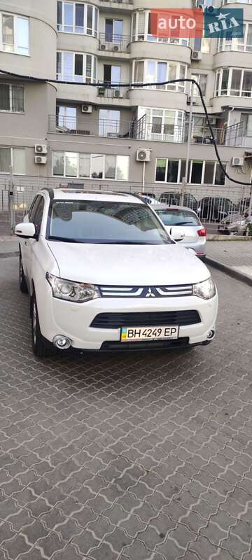 Внедорожник / Кроссовер Mitsubishi Outlander 2013 в 