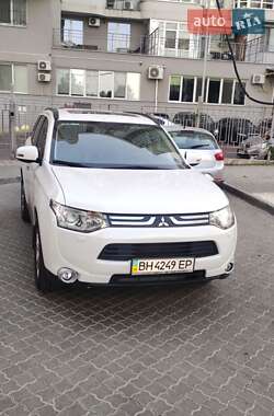 Внедорожник / Кроссовер Mitsubishi Outlander 2013 в 