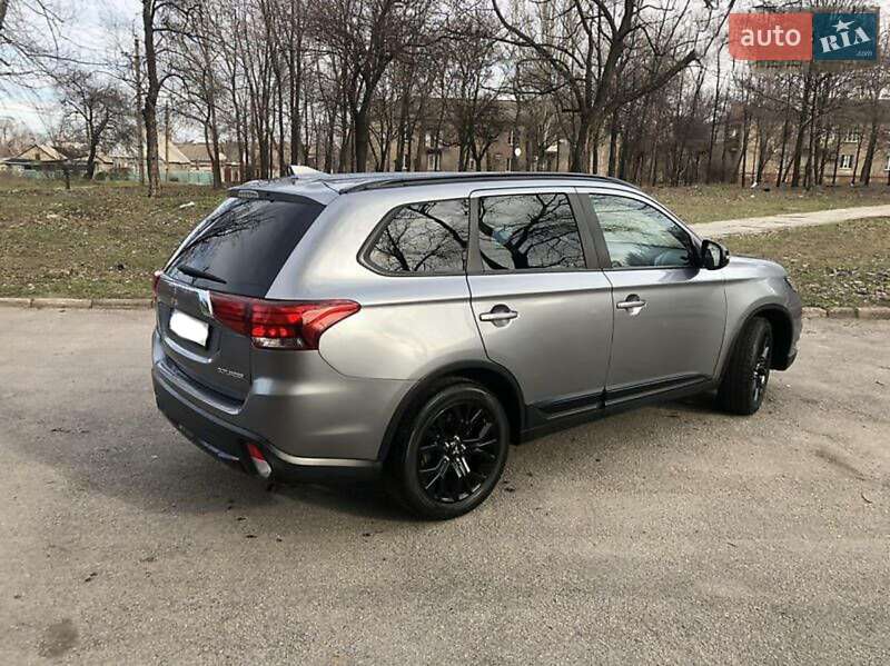Внедорожник / Кроссовер Mitsubishi Outlander 2017 в Запорожье