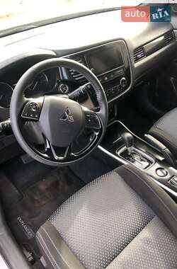 Внедорожник / Кроссовер Mitsubishi Outlander 2017 в 