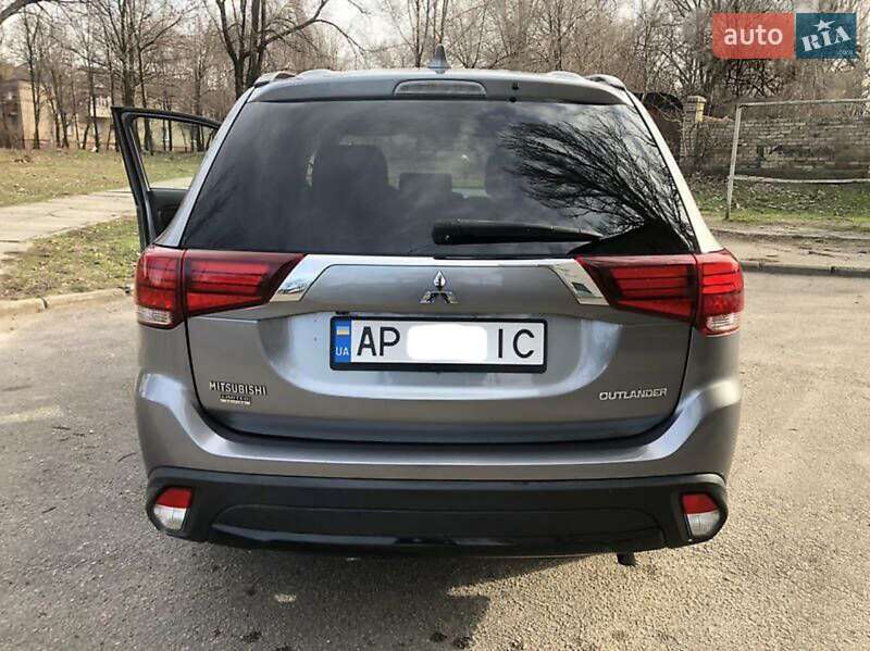Внедорожник / Кроссовер Mitsubishi Outlander 2017 в Запорожье