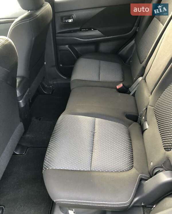 Внедорожник / Кроссовер Mitsubishi Outlander 2017 в Запорожье