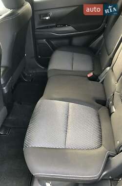 Внедорожник / Кроссовер Mitsubishi Outlander 2017 в 