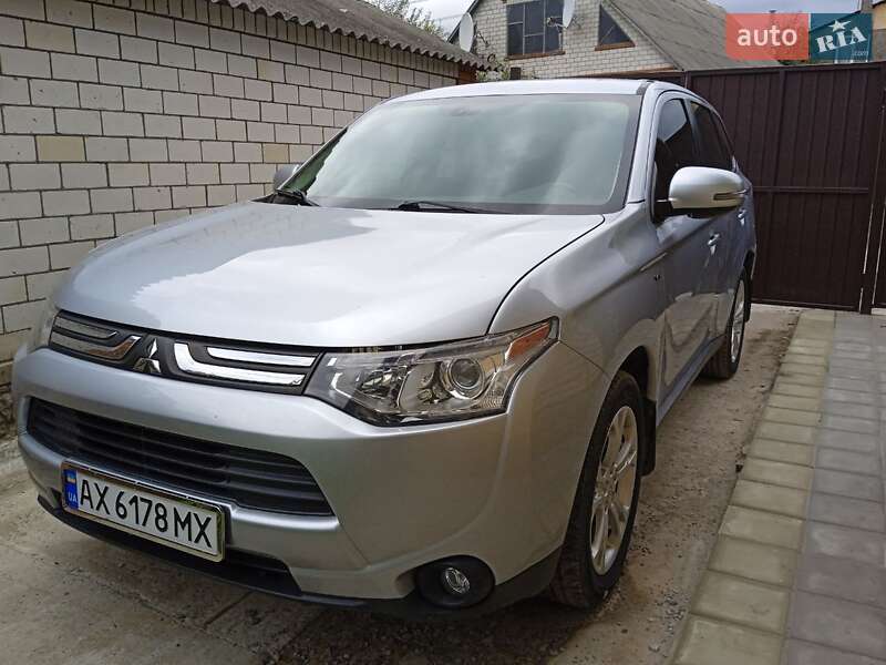 Внедорожник / Кроссовер Mitsubishi Outlander 2013 в Харькове