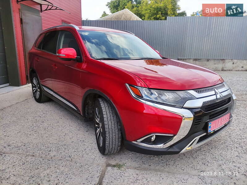 Внедорожник / Кроссовер Mitsubishi Outlander 2019 в Киеве