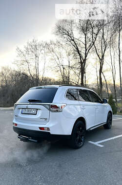 Внедорожник / Кроссовер Mitsubishi Outlander 2013 в 